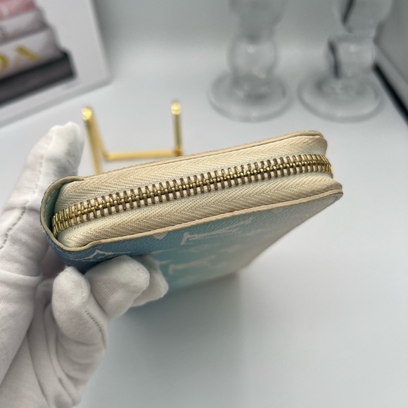 Louis Vuitton LV Rare “By the Pool” Large Zippy Wallet - with COA - Picture 11 of 16